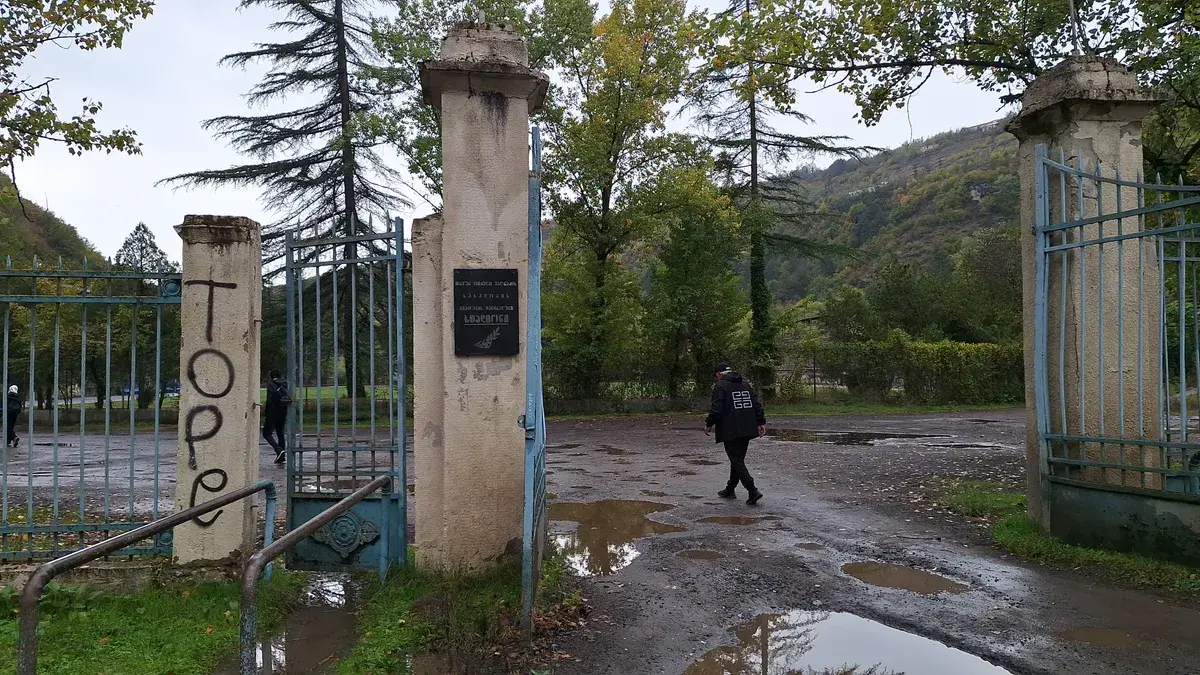 „Apocalipsa lumii fotbalului” » S-au speriat când au intrat pe cel mai terifiant stadion din lume. Încă se joacă meciuri aici