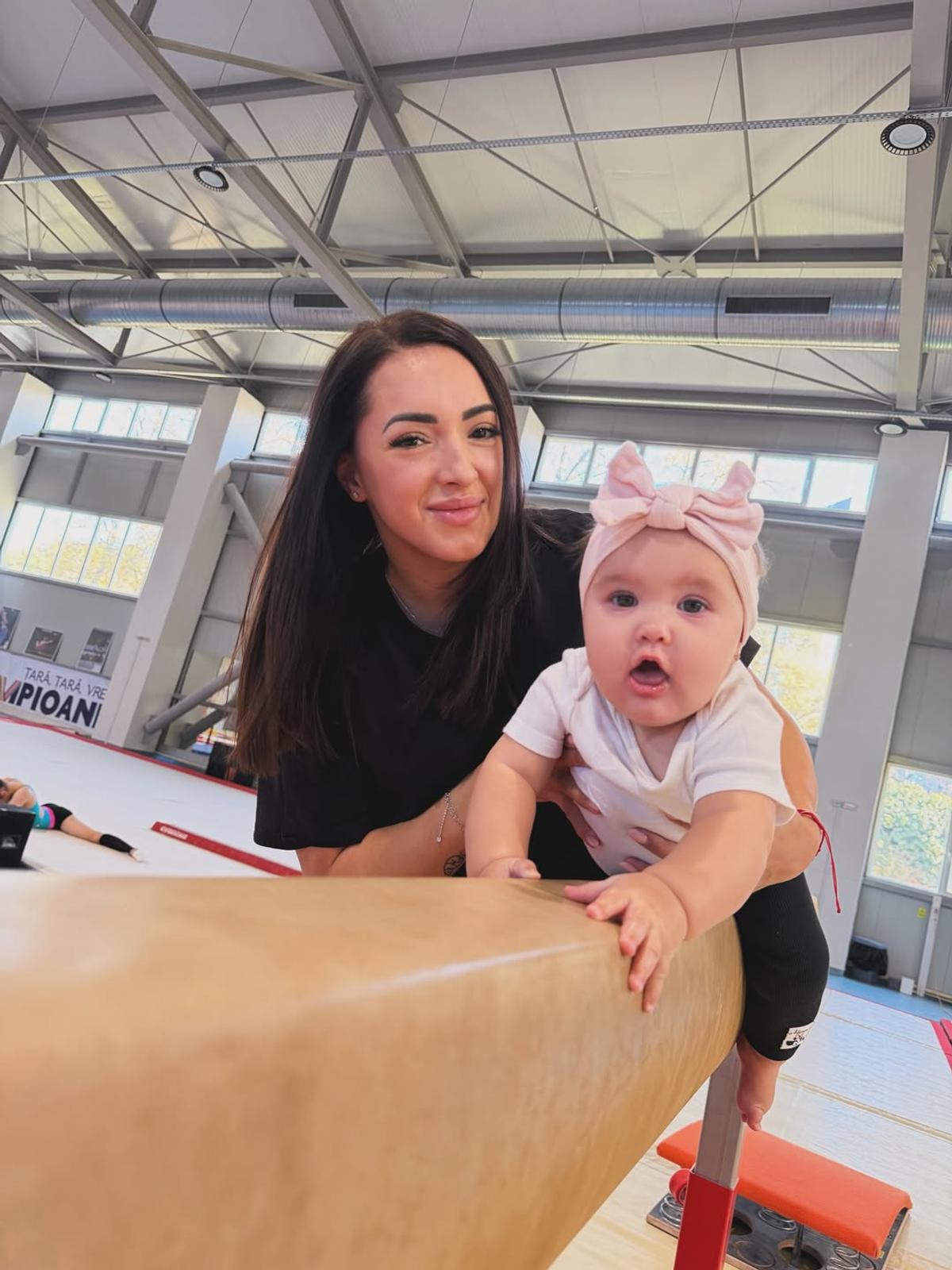Larisa Iordache și soțul ei, părinți ai unei fetițe