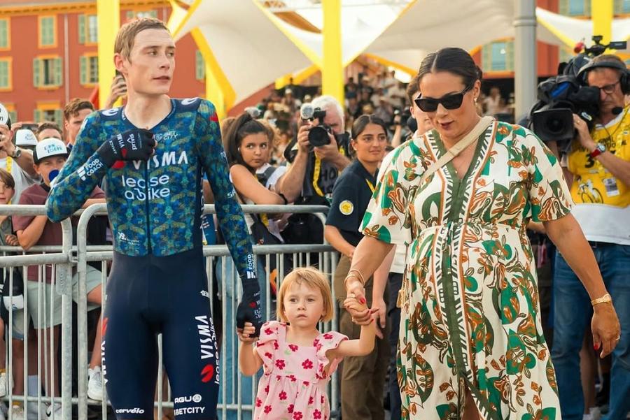 Jonas Vingegaard în 2024, cu soția sa, Trine, însărcinată cu al doilea copil, și fetița lor, Frida Foto: Instagram Câștigătorul din Turul Spaniei cere includerea unei clauze speciale în contractele cicliștilor