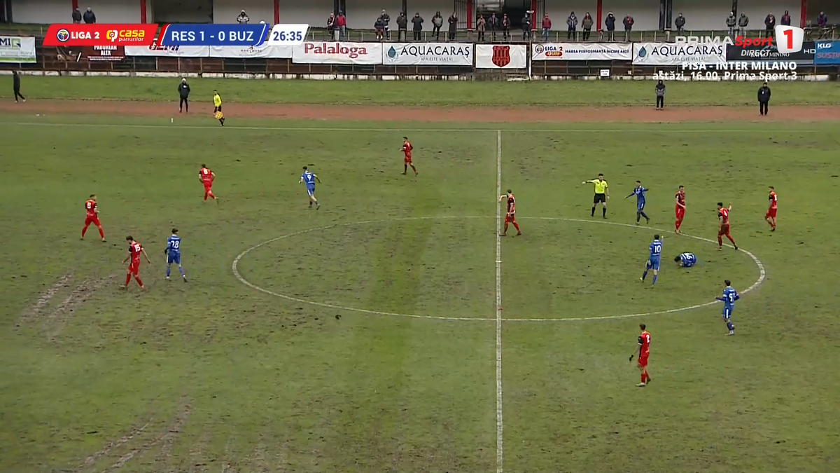 Mai rău ca la amatori » Încă un meci de Liga 2 jucat pe „câmp”: imagini SCANDALOASE