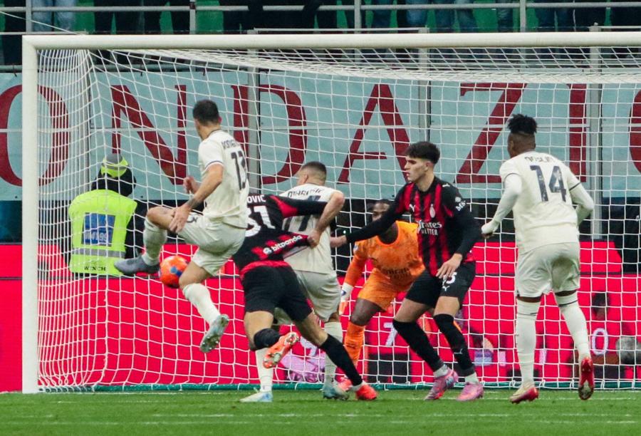 Faza din careul lui AC Milan, cu mingea lovită cu cotul de Pavlovic, la șutul lui Romagnoli / Foto: Imago Verdictul oficial în scandalul penaltyului de la AC Milan - Lazio » Un arbitru suspendat, altul scapă cu mustrare!