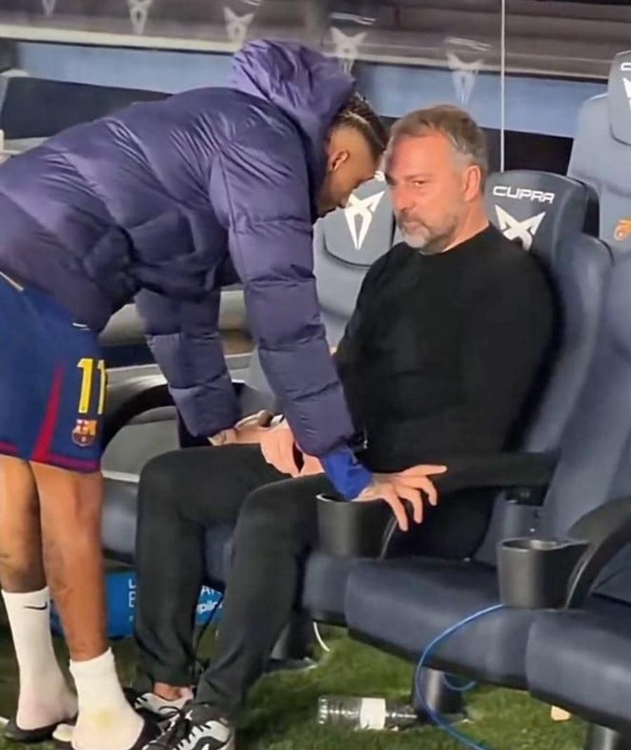 „O discuție îngrijorătoare” - așa a catalogat cotidianul Marca schimbul dintre Raphinha și Hansi Flick / Foto: captură Raphinha a trebuit să-l consoleze pe Hansi Flick! » „Uneori sunt o pacoste”