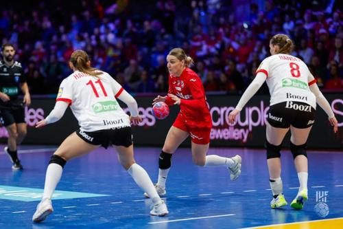 Anne Mette Hansen și Line Haugsted în defensiva Danemarcei Foto: IHF