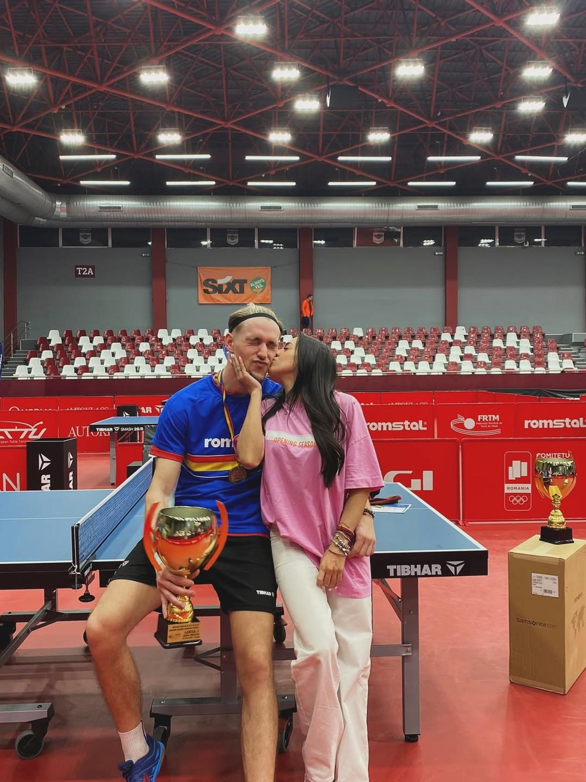 Larisa Iordache și soțul ei, părinți ai unei fetițe
