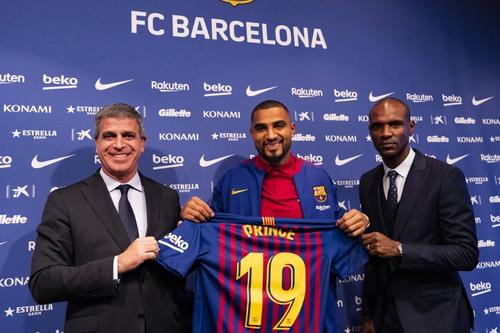 Kevin Prince Boateng la prezentarea oficială la FC Barcelona, alături de vicepreședintele Jordi Mestre și de directorul tehnic Eric Abidal / Foto: Imago