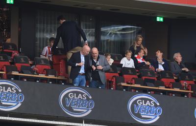 Detaliile care sparg tiparele într-o zi de meci pe stadionul bogaților din Eindhoven » Strict interzis, dar prezent peste tot! Ținute de gală și un eveniment istoric