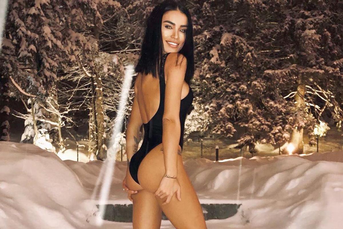 GALERIE FOTO Adelina Pestriţu a ieșit în costum de baie, la -5 grade, din hotelul din Poiană: „Mi-a văzut cineva paltonul?”