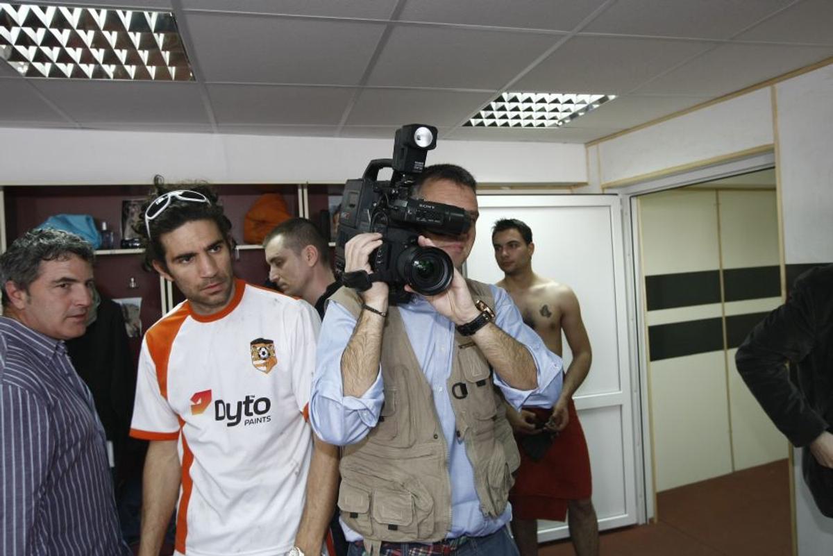 VIDEO Bișniță, băutură și manele » Vedetele din Las Fierbinți, fotbaliști pentru o zi! Imagini de colecție cu Firicel și Giani