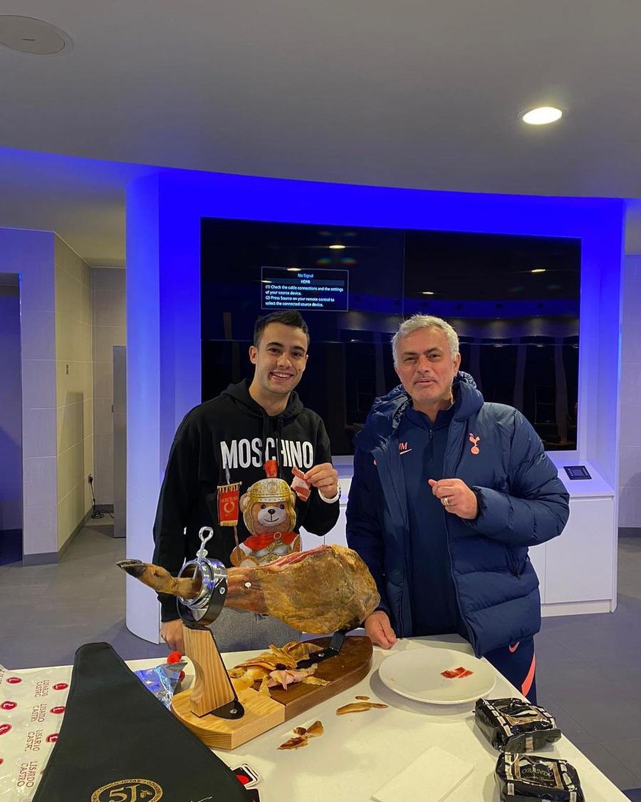 foto: Instagram @ josemourinho Jose Mourinho a uimit vestiarul lui Tottenham! Ce cadou i-a făcut unuia dintre fotbaliștii echipei: „Mi-a spus «știu că esti singur de Crăciun...»”