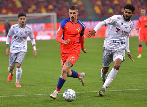 Malcom Edjouma în duel cu Florin Tănase
Foto: Imago