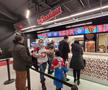 Fanii respectă regulile anti-COVID în zona de fast-food