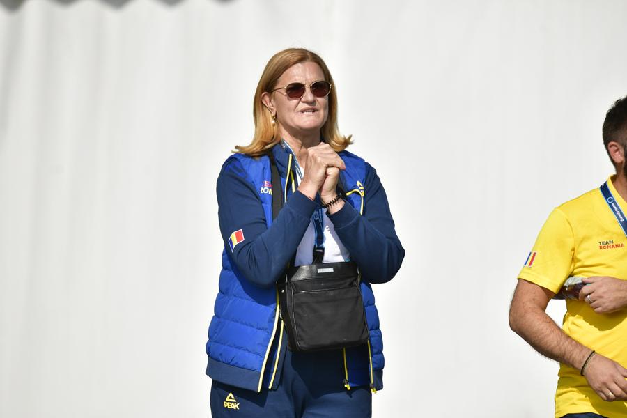 Elisabeta Lipă urmărind cursele de la Campionatele Mondiale la Racice FOTO Cristi Preda Gânduri și ținte pentru 2023 » Ce-și propun federațiile în an preolimpic