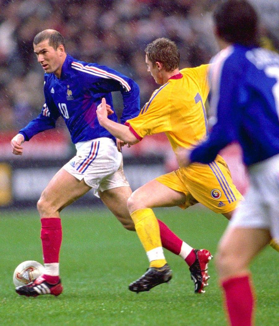 Foto: Imago Cufărul cu amintiri al lui Tibi Ghioane: „Am jucat un meci contra lui, îmi venea să-i dau mingea înapoi, pentru că-l iubeam!” » Momente speciale cu Ronaldo, Zidane, Lewandowski, CR7, Zanetti sau Xavi