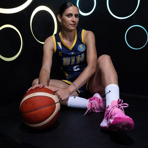 Miljana Dzombeta pozând alături de amica ei, mingea, într-o ședință foto