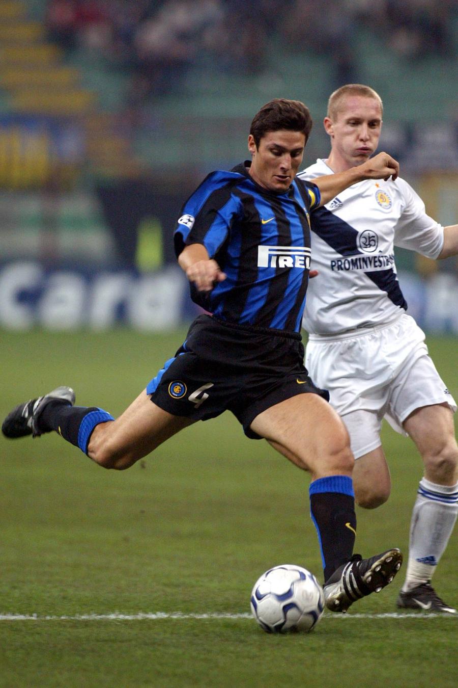 Foto: Imago Cufărul cu amintiri al lui Tibi Ghioane: „Am jucat un meci contra lui, îmi venea să-i dau mingea înapoi, pentru că-l iubeam!” » Momente speciale cu Ronaldo, Zidane, Lewandowski, CR7, Zanetti sau Xavi