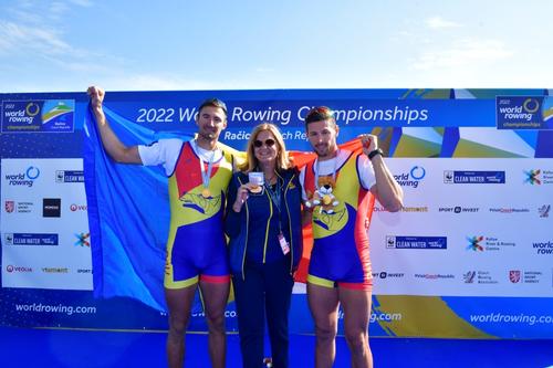 Elisabetă Lipă alături de campionii mondiali Marius Cozmiuc și Sergiu Bejan FOTO Cristi Preda