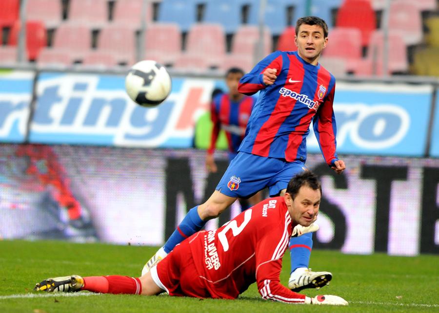 Marcând un gol spectaculos în tricoul Stelei. Foto: sportpictures.eu „Nu le mai dați în cap antrenorilor fără licențe!