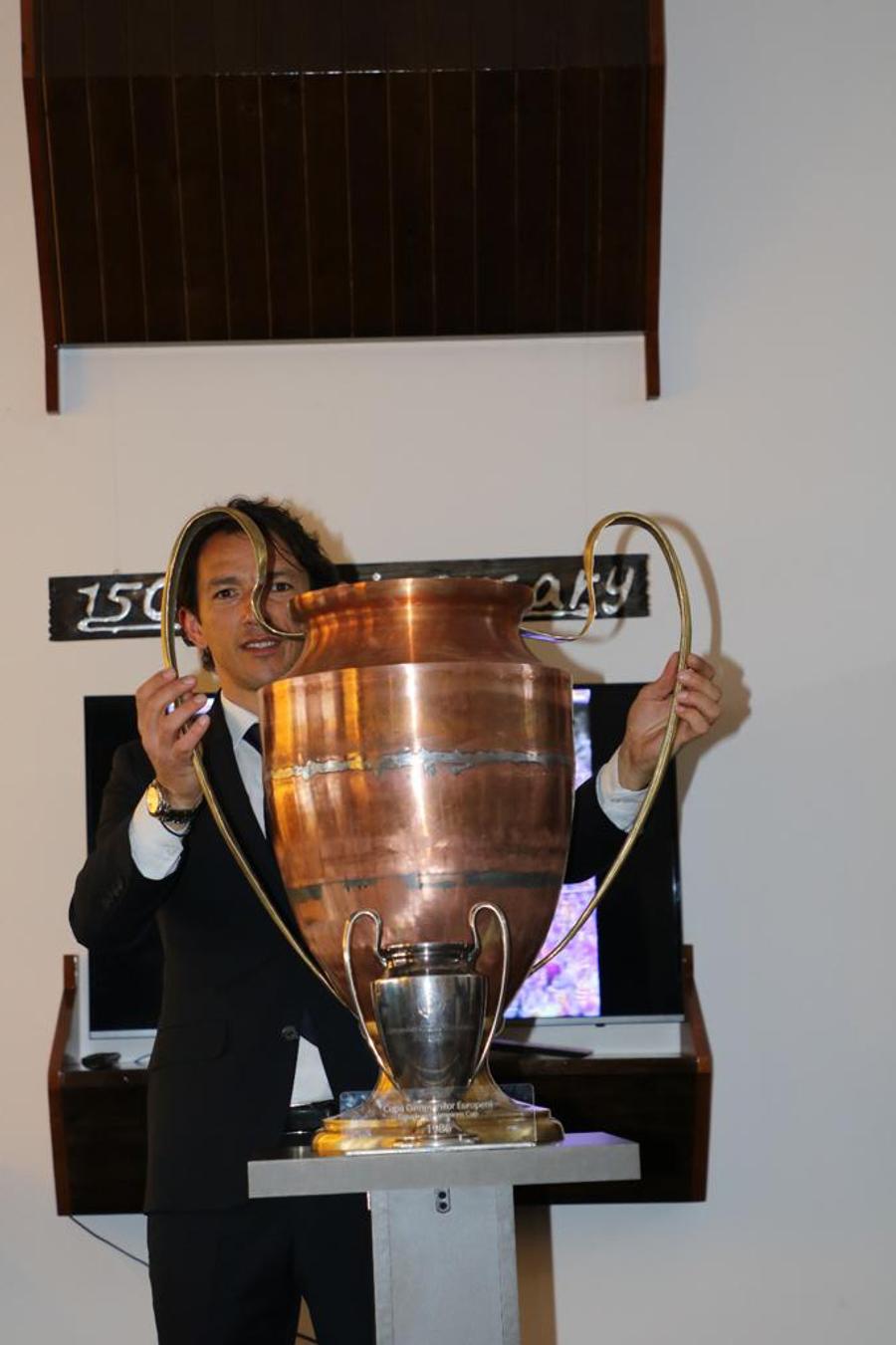 Așa arăta Cupa înainte să fie băgată în baia de nichel 13.000 de euro pentru Cupa Campionilor » După aproape 37 de ani de la cucerirea trofeului, Steaua are din nou Cupa Campionilor în posesie