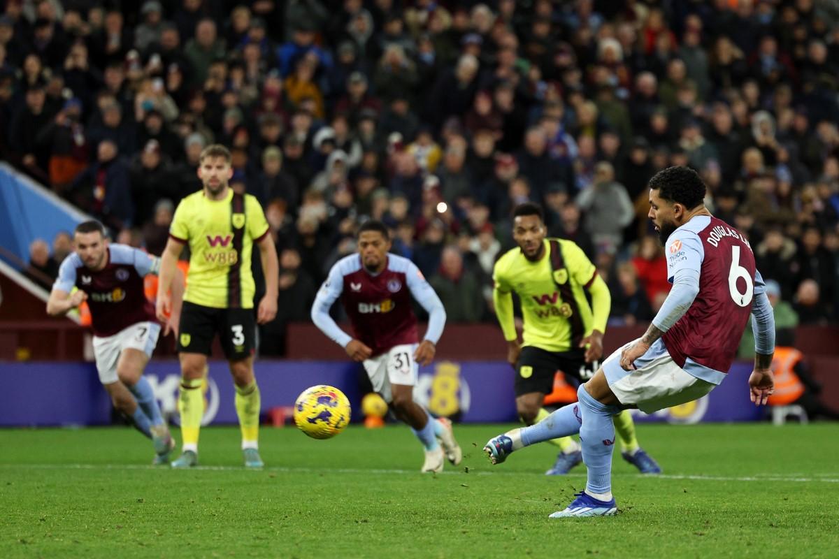 Aston Villa a câștigat cu penalty în minutul 89 și a egalat-o pe Liverpool, liderul din Premier League!
