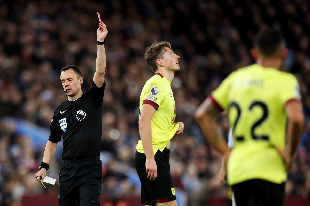 Aston Villa a câștigat cu penalty în minutul 89 și a egalat-o pe Liverpool, liderul din Premier League!