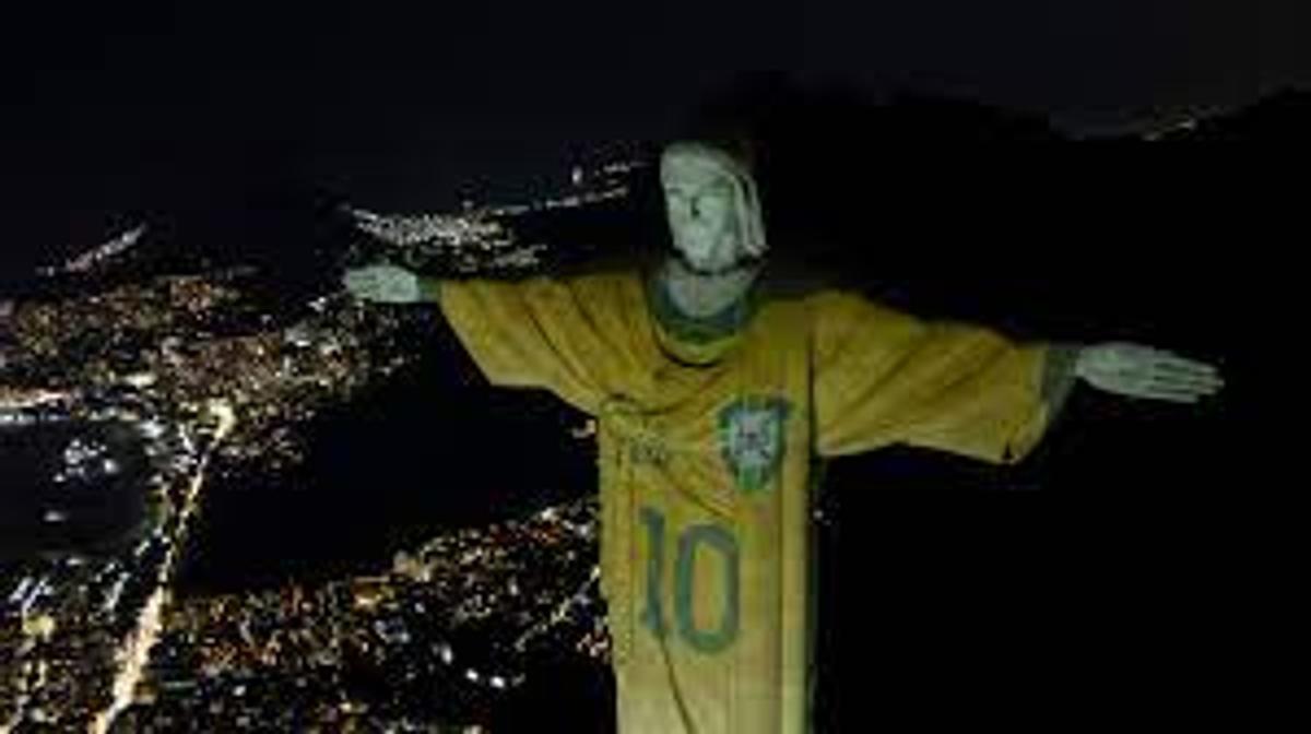 Celebra statuie Hristos Mântuitorul din Rio, îmbrăcată cu tricoul lui Pele! Omagiu la un an de la moartea legendei