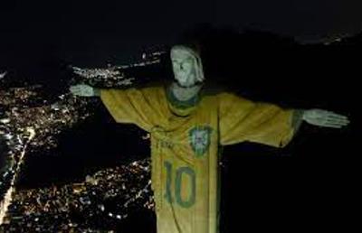 Celebra statuie Hristos Mântuitorul din Rio, îmbrăcată cu tricoul lui Pele! Omagiu la un an de la moartea legendei