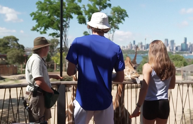 Maria Sakkari și Stefanos Tsitsipas au hrănit girafe la Grădina Zoologică Taronga din Sydney