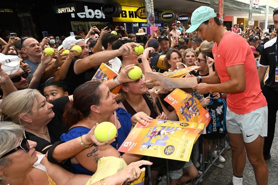 Rafael Nadal semnând autografe la Brisbane Foto Imago Rafael Nadal debutează duminică la Brisbane, după 11 luni de pauză » Holger Rune: „Am avut cu el cel mai dur antrenament din ultima jumătate de an”