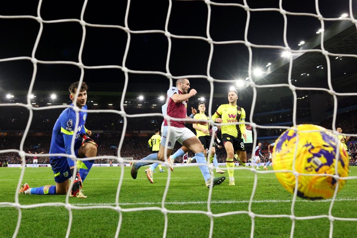Aston Villa a câștigat cu penalty în minutul 89 și a egalat-o pe Liverpool, liderul din Premier League!