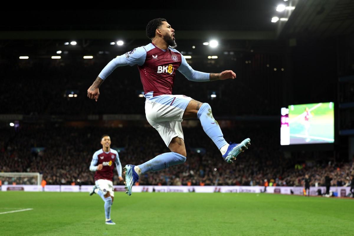 Aston Villa a câștigat cu penalty în minutul 89 și a egalat-o pe Liverpool, liderul din Premier League!