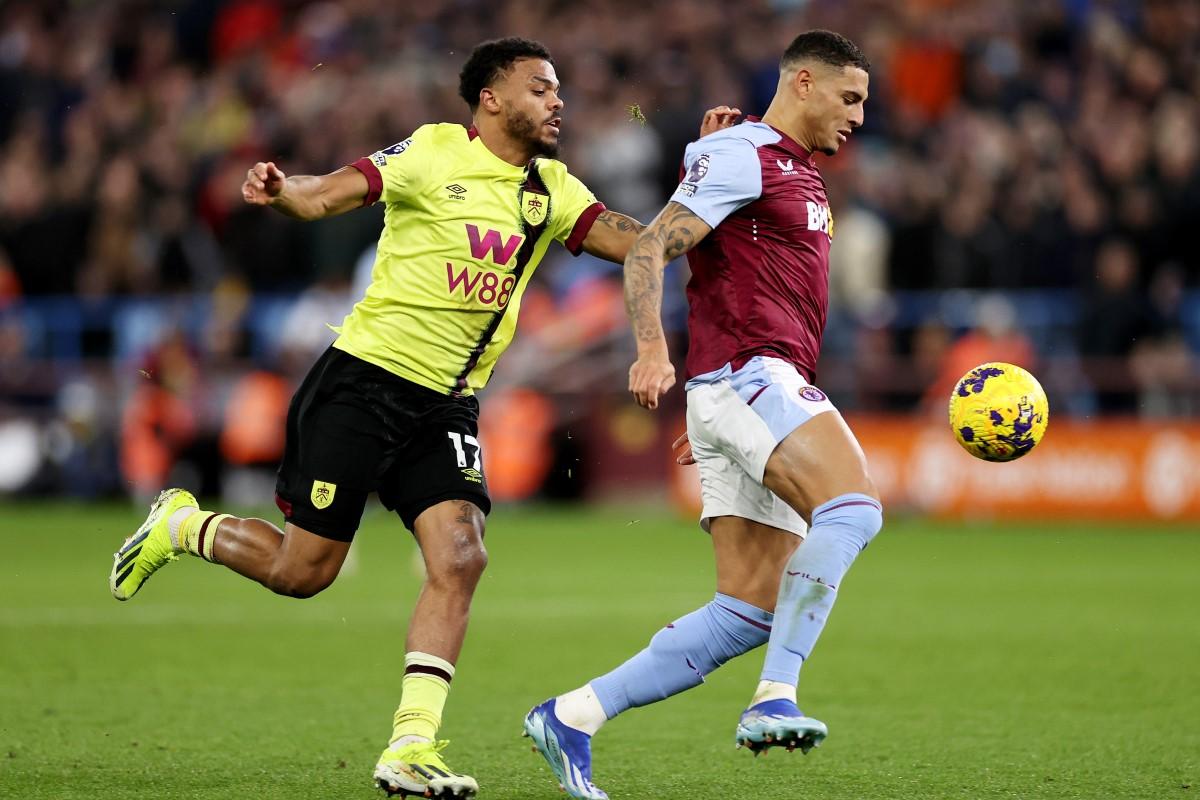 Aston Villa a câștigat cu penalty în minutul 89 și a egalat-o pe Liverpool, liderul din Premier League!