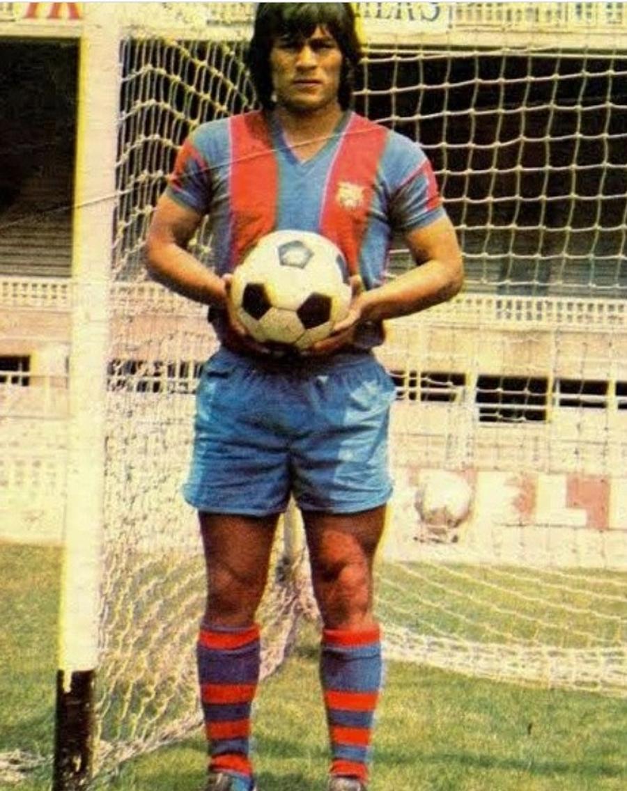 Hugo Sotil, în tricoul Barcelonei, în sezonul 1973-1974 / Foto: Instagram zoom.sport22 S-a stins „El Cholo” » Fostul coleg al lui Johan Cruyff și sfert-finalist la Mondialul din Mexic avea 75 de ani