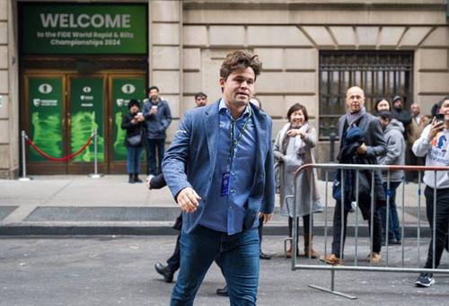 Magnus Carlsen, purtând blugi, plecând de la CM de Șah Rapid și Blitz Foto: FIDE