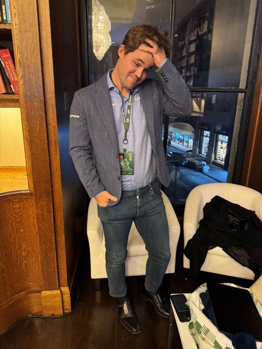 Scandalul „blugii lui Magnus Carlsen” a schimbat regulile în competițiile de șah: „Pe scurt: voi mai juca cel puțin o zi aici la New York”