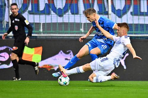 Andres Dumitrescu, în alb, în acțiune pentru Sigma Olomouc // foto: Imago Images