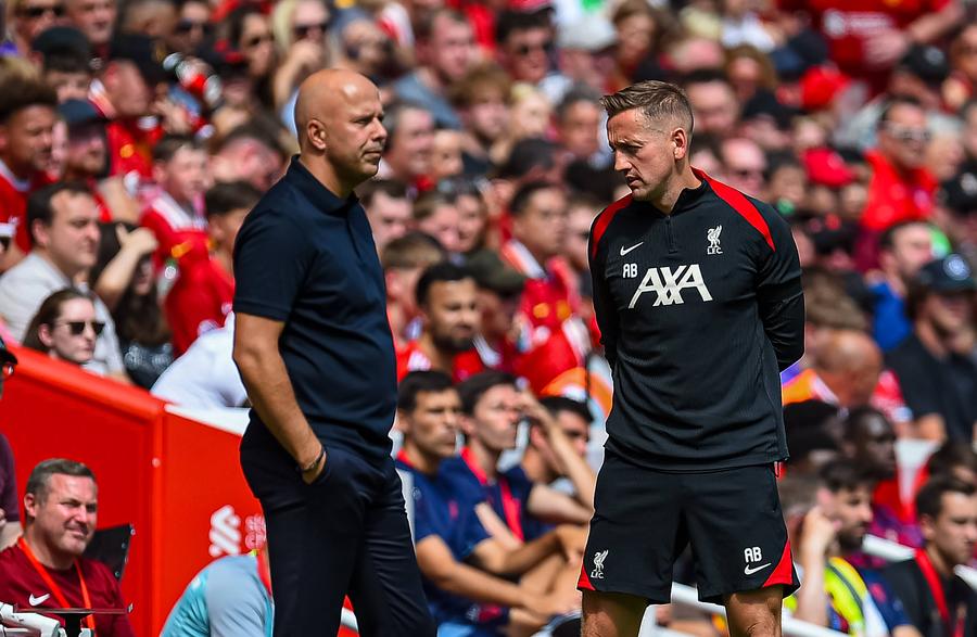 Arne Slot și Aaron Briggs / Imago Images Surpriză în Premier League » Liverpool l-a concediat cu două zile înainte de Anul Nou
