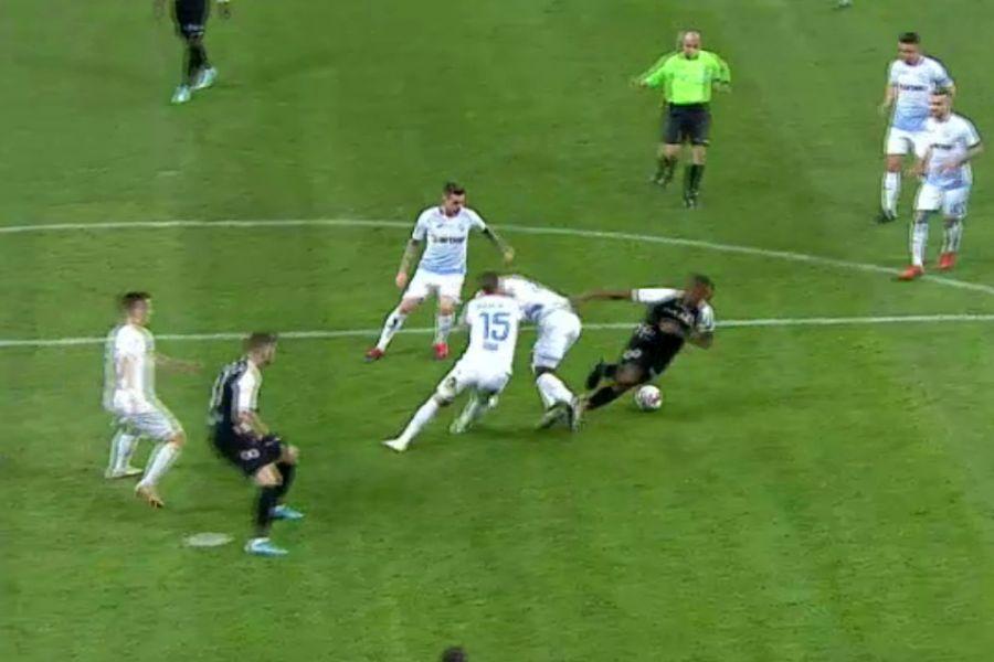CRAIOVA - GAZ METAN 3-1 // FOTO Cele două faze care au aprins prima repriză din Bănie » Marius Avram și deciziile cu care i-a enervat pe olteni