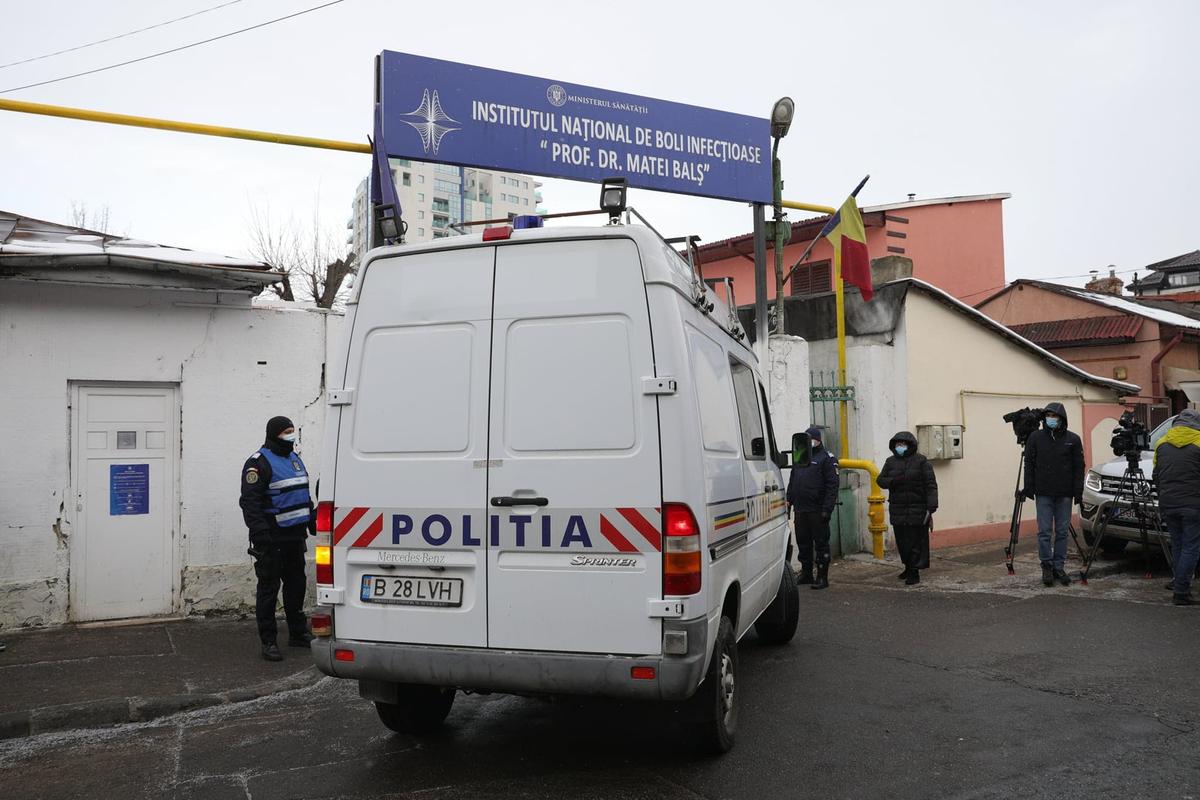 Rică Răducanu a fost internat în salonul de la „Matei Balș” care a luat foc » Soția lui se afla în spital în momentul incendiului: „Bine că a scăpat!”