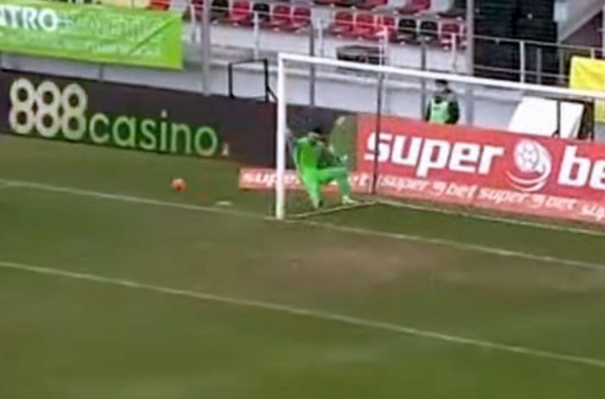FOTO Nu se dezminte! Constantin Budescu, aproape de un golazo de la peste 50 de metri în Astra - Viitorul » Ce a pățit portarul