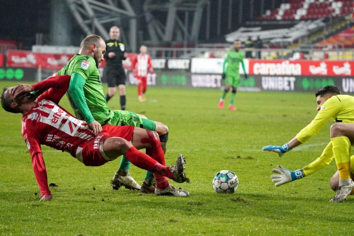 FOTO+VIDEO. UTA - Dinamo 0-1 » Victorie în mocirla arădeană și „câinii” prind idei de play-off. Două penalty-uri ratate de „central”. Clasamentul ACUM