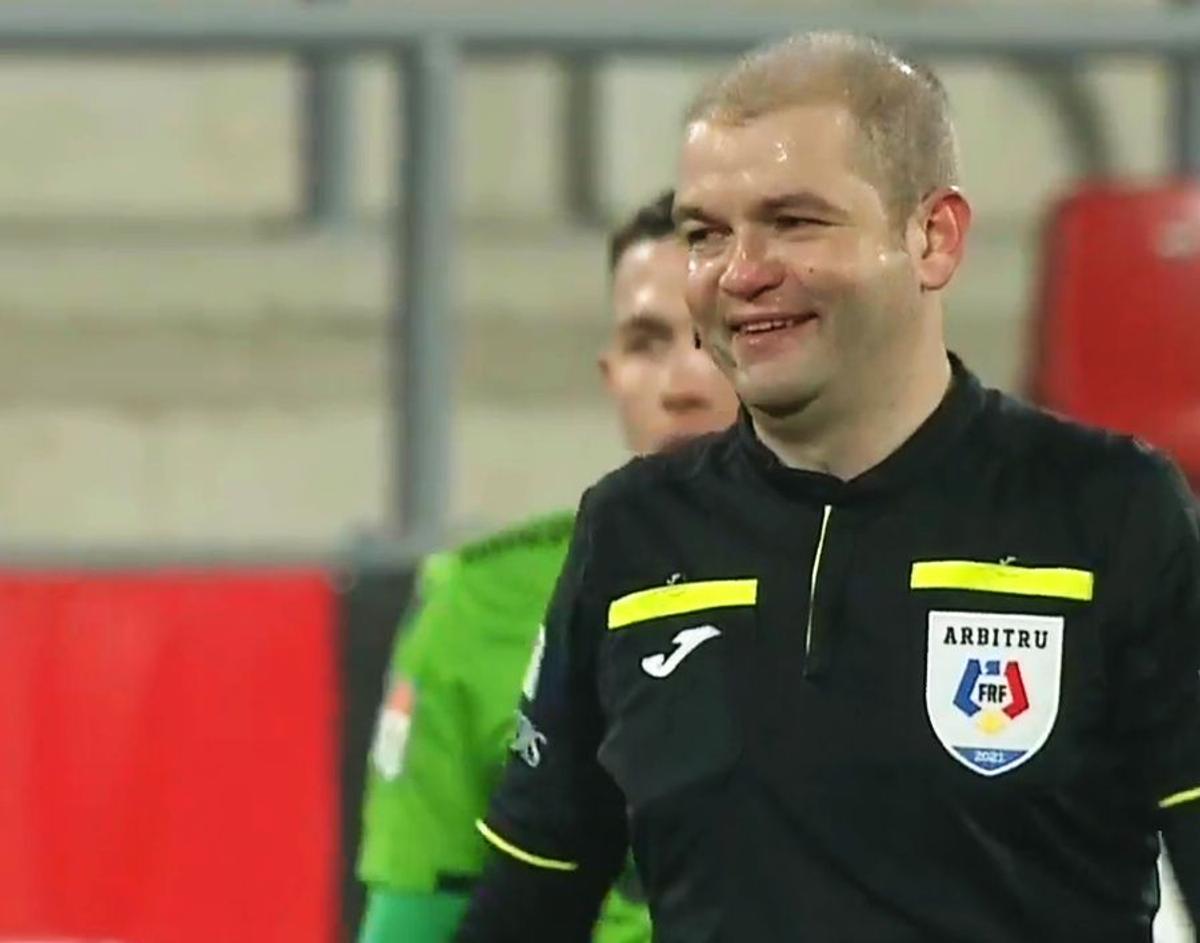 FOTO Cât de prost a fost gazonul de pe noul „Francisc Neuman”? » Arbitrul Popa, alunecare de manual în UTA - Dinamo :)
