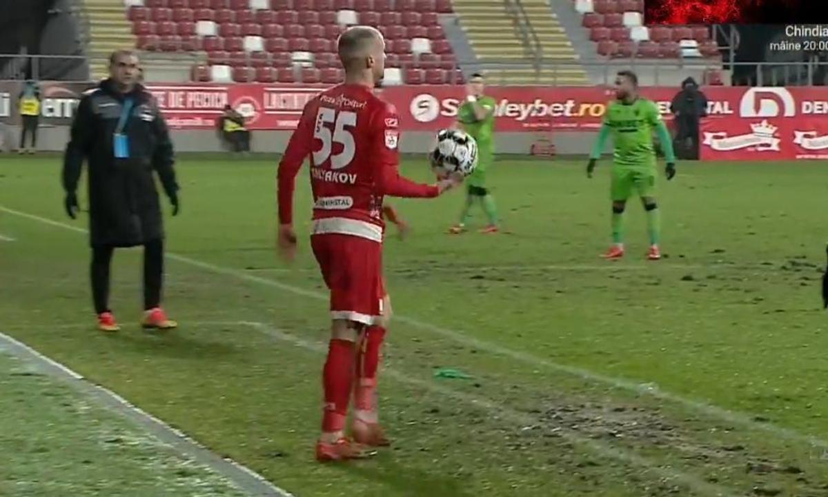 FOTO Cât de prost a fost gazonul de pe noul „Francisc Neuman”? » Arbitrul Popa, alunecare de manual în UTA - Dinamo :)