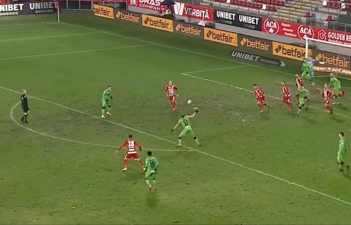 FOTO Cât de prost a fost gazonul de pe noul „Francisc Neuman”? » Arbitrul Popa, alunecare de manual în UTA - Dinamo :)