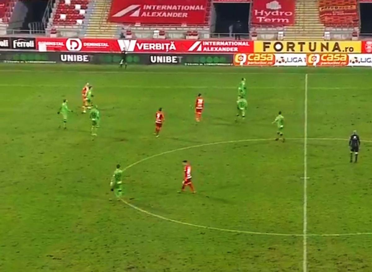 FOTO Cât de prost a fost gazonul de pe noul „Francisc Neuman”? » Arbitrul Popa, alunecare de manual în UTA - Dinamo :)