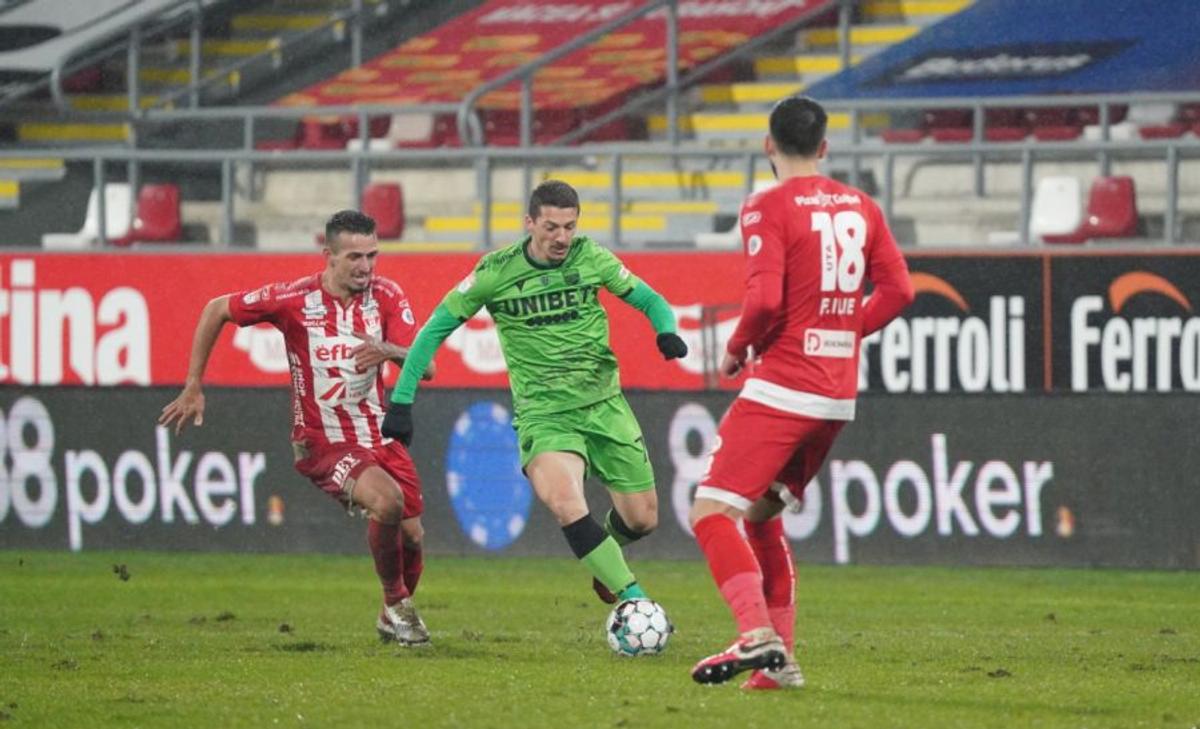 FOTO+VIDEO. UTA - Dinamo 0-1 » Victorie în mocirla arădeană și „câinii” prind idei de play-off. Două penalty-uri ratate de „central”. Clasamentul ACUM