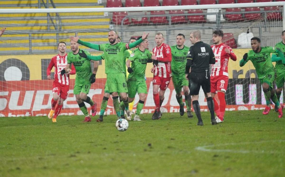 FOTO+VIDEO. UTA - Dinamo 0-1 » Victorie în mocirla arădeană și „câinii” prind idei de play-off. Două penalty-uri ratate de „central”. Clasamentul ACUM