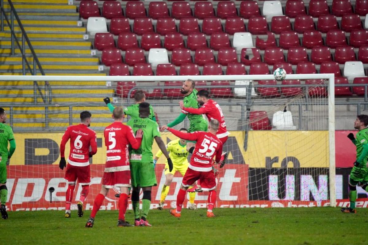 FOTO+VIDEO. UTA - Dinamo 0-1 » Victorie în mocirla arădeană și „câinii” prind idei de play-off. Două penalty-uri ratate de „central”. Clasamentul ACUM