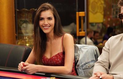 O șahistă de origine română, celebră pe YouTube și Twitch, a făcut spectacol la turneul PokerStars din Bahamas