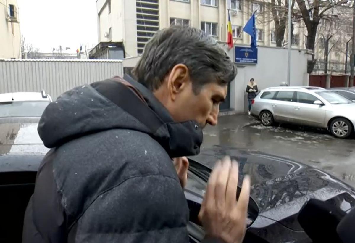 Victor Pițurcă, adus încătușat la DNA