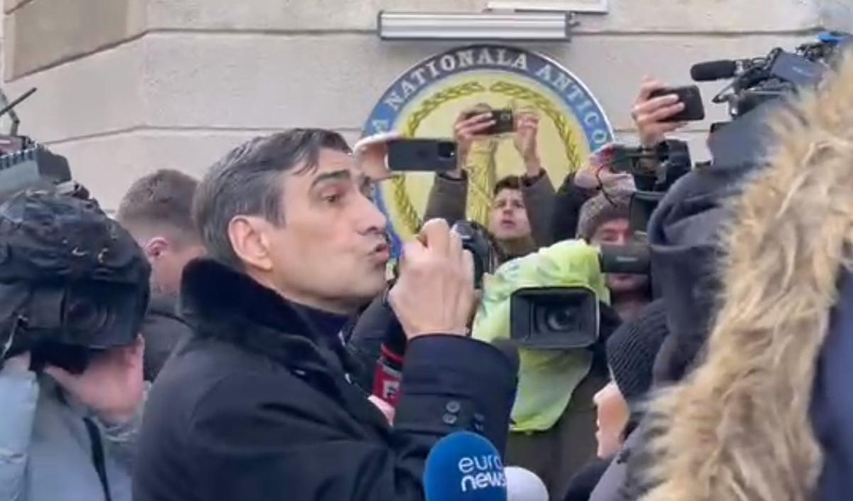 Victor Pițurcă, adus încătușat la DNA